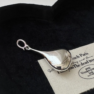 Polished S925 sterling silver hollow water drop pendant with elegant 3D mirror finish