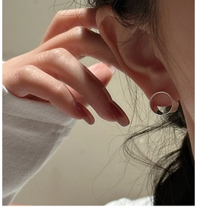 Makro-Seitenansicht eines minimalistischen S925 Sterlingsilber Rohr-Ohrrings am Modell