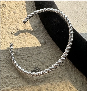 Detailansicht der gedrehten Seilstruktur am 925 Sterling Silber Armreif Armband