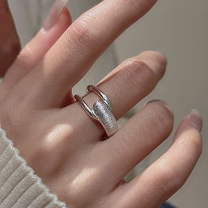 Minimalist S925 sterling silver double-ring with brushed oval connector on hand