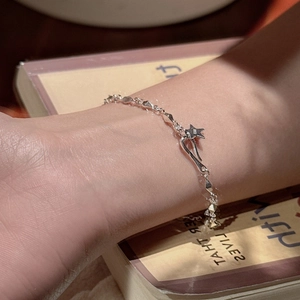 Bracelet minimaliste en argent sterling S925 avec breloque étoile sur une chaîne géométrique