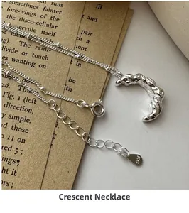 Détail du pendentif lune en argent S925 avec une texture irrégulière de style rétro
