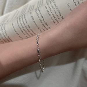 Élégant bracelet S925 en argent sterling à boucle étoile sur poignet et pages de livre