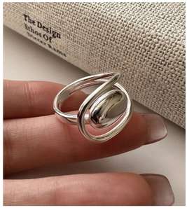 Detail of S925 sterling silver ring showing minimalist oval bead and dual-band design