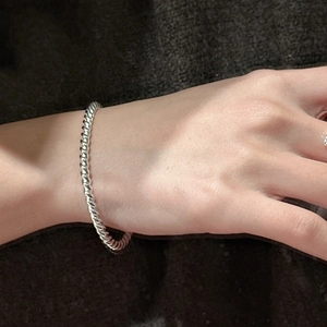 Minimalistisches Armband aus 925 Sterling Silber mit Seildesign am Handgelenk des Models