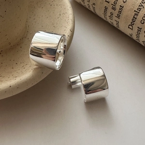 Minimalistische S925 Sterling Silber Creolen in C-Form mit hochglanzpoliertem Finish