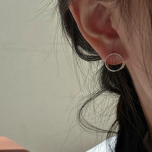 Minimalistische Creolen aus S925 Sterlingsilber am Model für den täglichen Stil