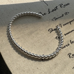 Minimalistisches Armband aus 925er Sterlingsilber mit Kordelstruktur und Vintage-Glanzfinish
