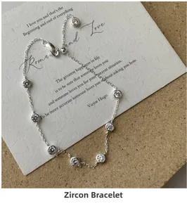 Détail d'un bracelet en argent avec zircons et fermoir coulissant réglable