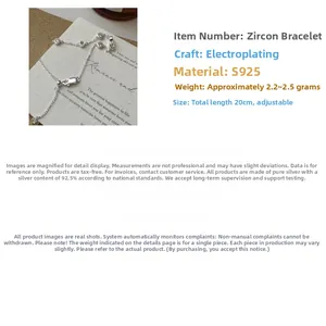 Vue détaillée du bracelet en argent S925 avec perles et breloques en zircone cubique