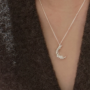 Collier lune en argent S925 avec texture lave vintage et chaîne satellite à petites perles