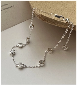 Détail d'un bracelet en argent S925 avec zircons incrustés et fermoir réglable pratique