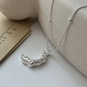 Collier lune croissant en argent sterling S925 avec texture rétro sur base artistique