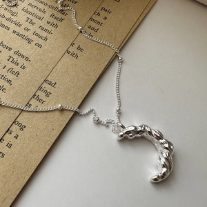Collier lune en argent S925 avec texture de lave rétro et détails de chaîne perle