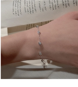Détail du bracelet en argent S925 perlé avec zircone cubique porté au poignet d'un mannequin