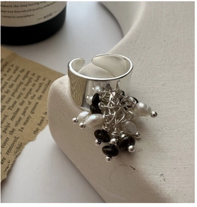 Dettaglio anello in argento S925 con perle pendenti vintage e perline marroni lucide