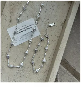 Gros plan du bracelet en argent S925 mat avec texture irrégulière et étiquette AG925