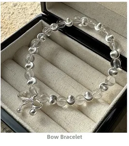 Vue détaillée d'un bracelet en argent avec perles de cristal blanc et pendentif nœud