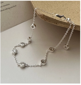 Vue détaillée du bracelet en argent avec perles, zircons et fermoir mousqueton robuste
