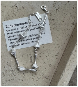 Vue macro du bracelet en argent S925 avec poinçon AG925 et fermoir mousqueton robuste