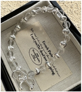 Détail du bracelet en perles d'argent S925 avec cristaux œil de chat et nœud