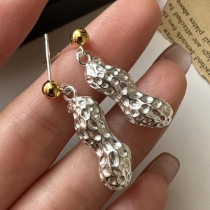 Boucles d'oreilles cacahuète en argent S925 avec perle dorée et texture de coque précise