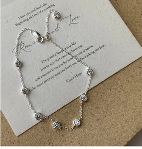 Détail du bracelet en argent S925 avec zircons ronds brillants et fermoir mousqueton réglable