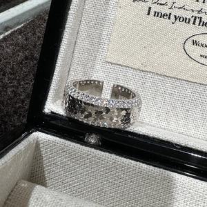 Elegant S925 sterling silver ring featuring hammered texture and double row zircon stones