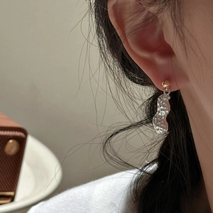Boucles d'oreilles cacahuètes en argent S925 avec clou doré et pendentif argenté