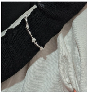 Gros plan d'un bracelet en argent S925 mat avec maillons coquille sur manche noire