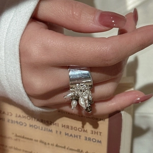 Anello largo in argento S925 con nappe di perle e grani scuri indossato sulla mano