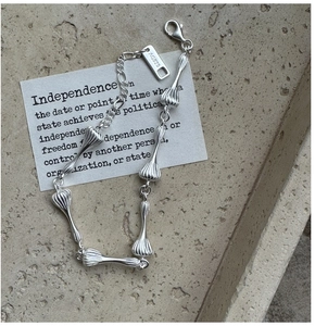 Vue détaillée du bracelet en argent S925 montrant le poinçon AG925 et le fermoir mousqueton