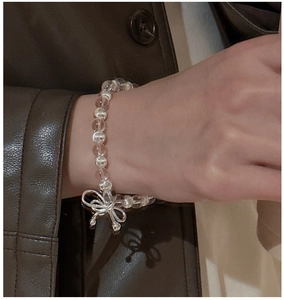 Détail du bracelet en perles avec noeud en argent et perles de cristal claires