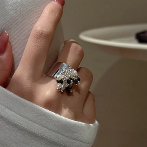 Anello in argento S925 con perle fatte a mano indossato su un dito femminile