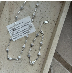 Détail du set collier et bracelet en argent S925 avec perles d'olive à grains verticaux