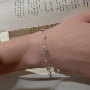 Bracelet élégant en argent sterling S925 avec zircon rond sur un poignet de femme