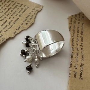 Anello vintage in argento S925 con perle bianche e ciondoli a nappa in legno scuro