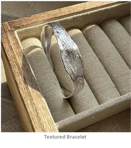 Détail du bracelet jonc en argent sterling S925 avec une texture vintage martelée