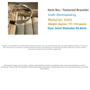 Gros plan d'un bracelet ouvert en argent sterling S925 avec fini texturé et diamètre de 49,8mm