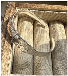 Détail du bracelet ouvert en argent S925 avec une texture martelée vintage unique