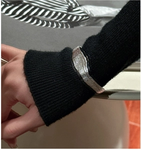 Gros plan du bracelet jonc en argent S925 avec une texture martelée style vintage