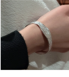 Détail du bracelet manchette en argent S925 avec finition texture lave irrégulière