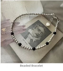Détail du bracelet perles en argent S925 avec agate noire et pendentif cœur