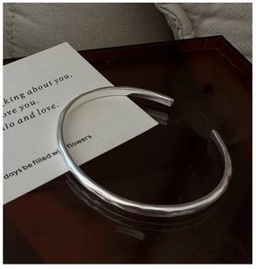 Detail of S925 sterling silver cuff bracelet featuring a retro matte hammered texture