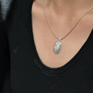 S925 sterling silver oval pendant with textured feather relief on classic bead chain