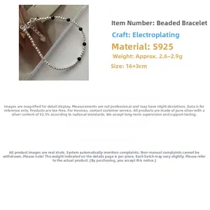 Détail du bracelet en argent S925 avec perles d'onyx noires et chaîne réglable de 16+3cm
