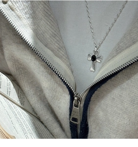 S925 Sterling Silber Kreuzanhänger mit Lavastruktur und schwarzem Stein am Model