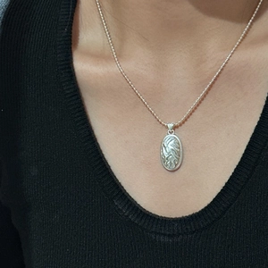 S925 sterling silver vintage oval pendant with textured relief on a beaded chain