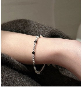 Bracelet minimaliste en argent S925 avec perles d'onyx noires porté sur un poignet