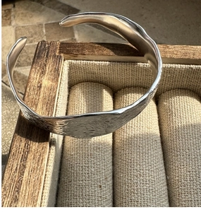 Détail macro du bracelet jonc en argent S925 avec une texture naturelle de roche unique